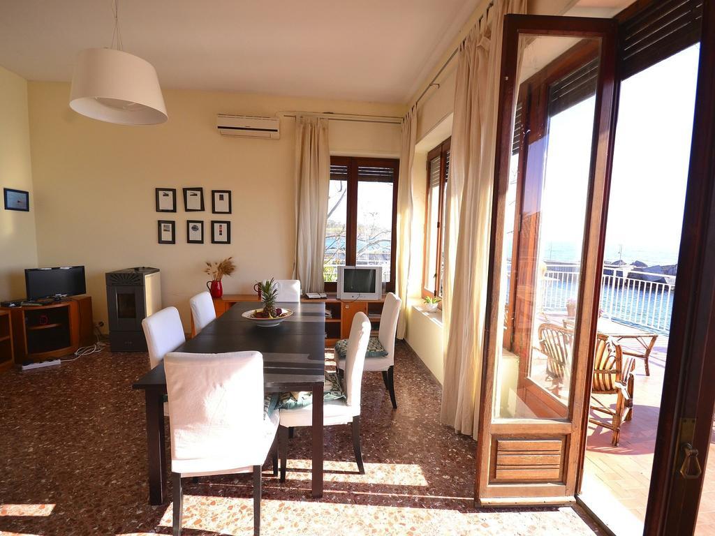 Cozy Holiday Home In Pozzillo With Terrace Ачиреале Экстерьер фото