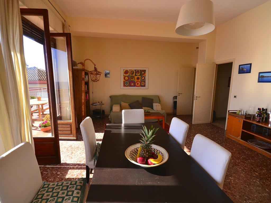 Cozy Holiday Home In Pozzillo With Terrace Ачиреале Экстерьер фото