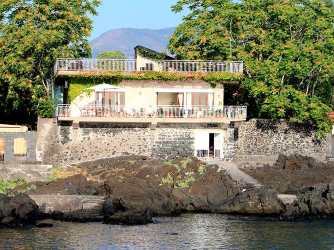 Cozy Holiday Home In Pozzillo With Terrace Ачиреале Экстерьер фото